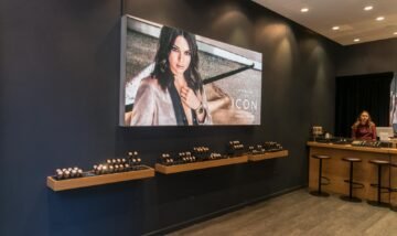 A-large-SEG-display-for-Daniel-Wellington-with-a-lightbox-frame SEG-display-lightbox-frame-Ex2