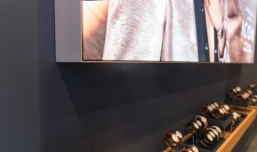 A-large-SEG-display-for-Daniel-Wellington-with-a-lightbox-frame-looking-at-the-corner SEG-display-lightbox-frame-Ex1