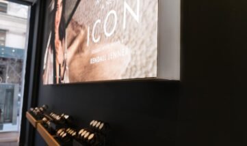 A-large-SEG-display-for-Daniel-Wellington-with-a-lightbox-frame-up-close SEG-display-lightbox-frame-Ex3